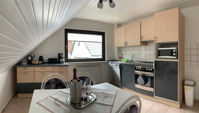Küchenzeile mit Backofen und gedecktem Tisch