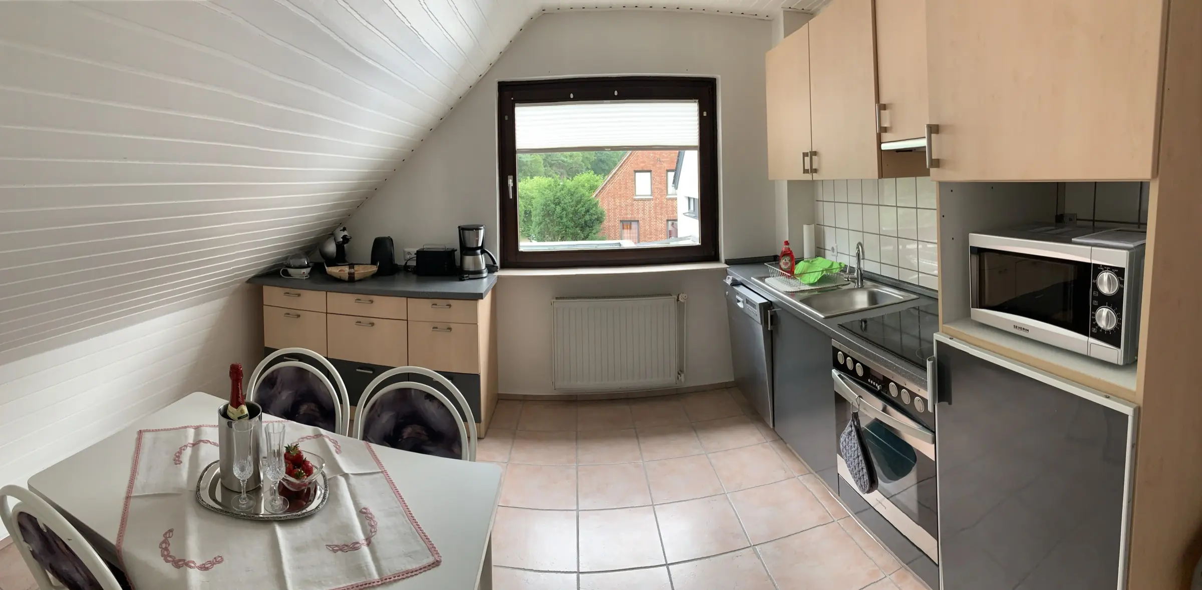 Einbauküche mit Ceranfeld, Backofen, Geschirrspüler und Mikrowelle