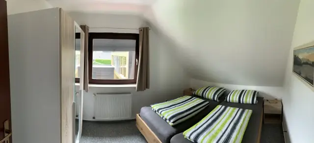 Zweites Schlafzimmer mit Doppelbett und Kleiderschrank